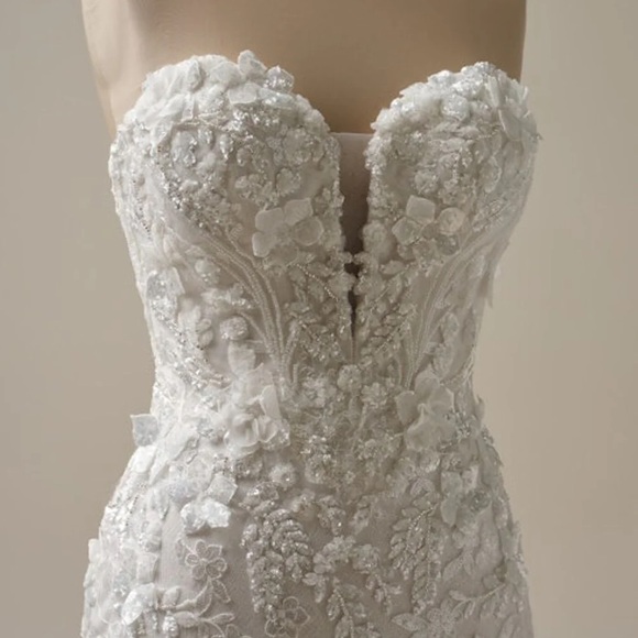 Ivory Floral Lace Wedding Dress (Maggie Sottero-Twilight) - Picture 5 of 6